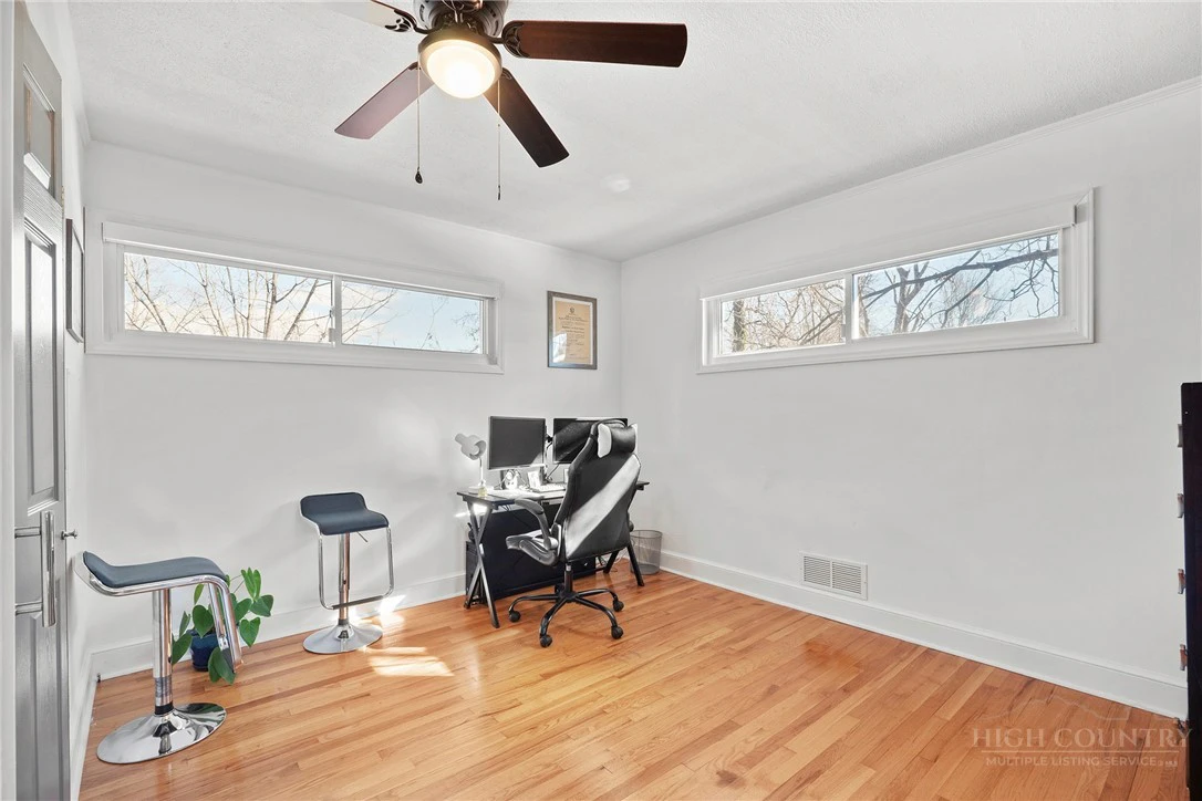 Image number 8 for the current listing