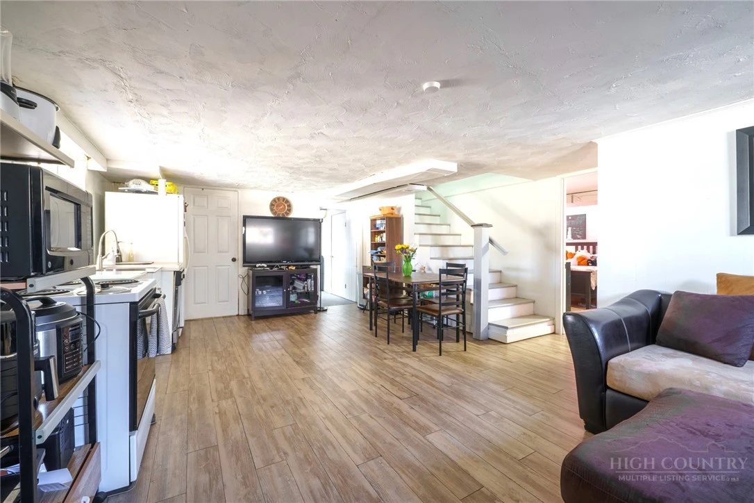 Image number 11 for the current listing