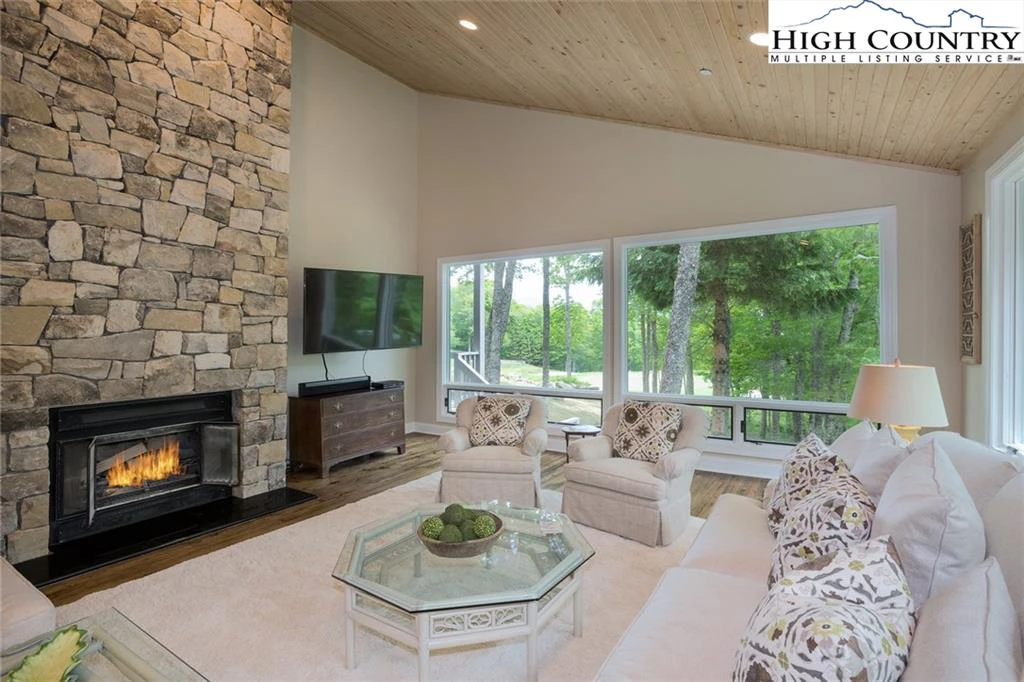 Image number 1 for the current listing
