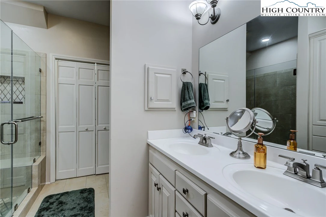 Image number 4 for the current listing