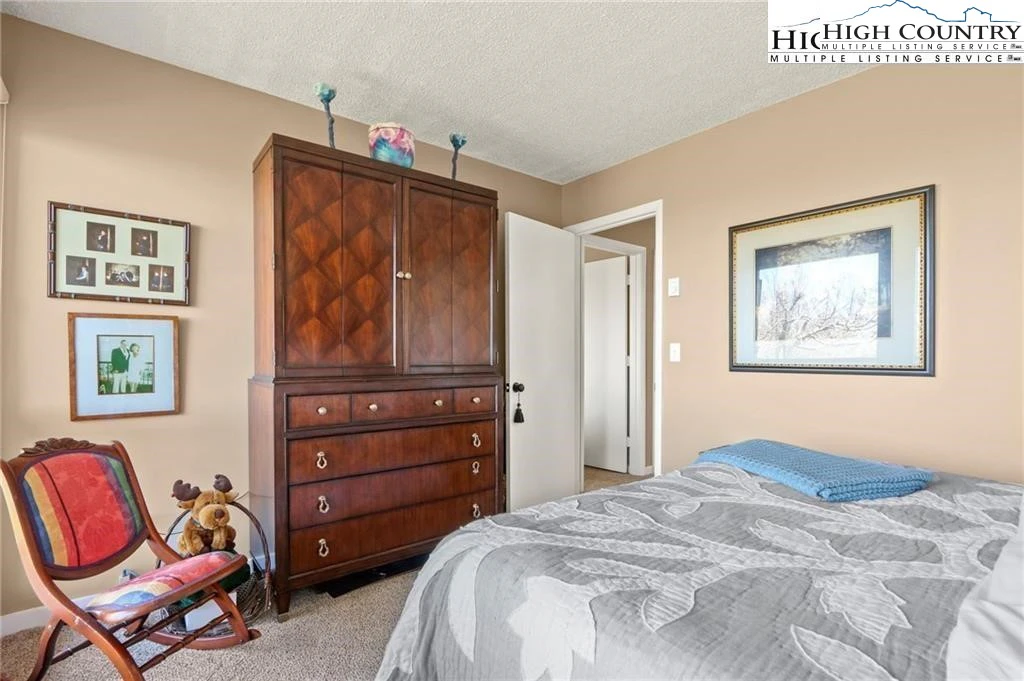Image number 9 for the current listing