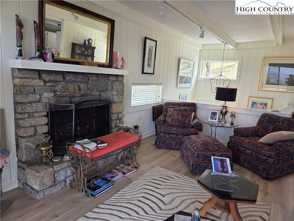 Image number 23 for the current listing