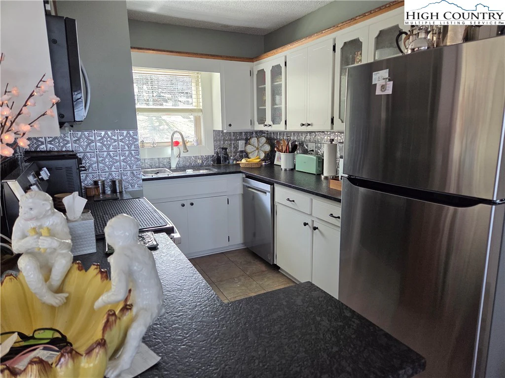 Image number 19 for the current listing