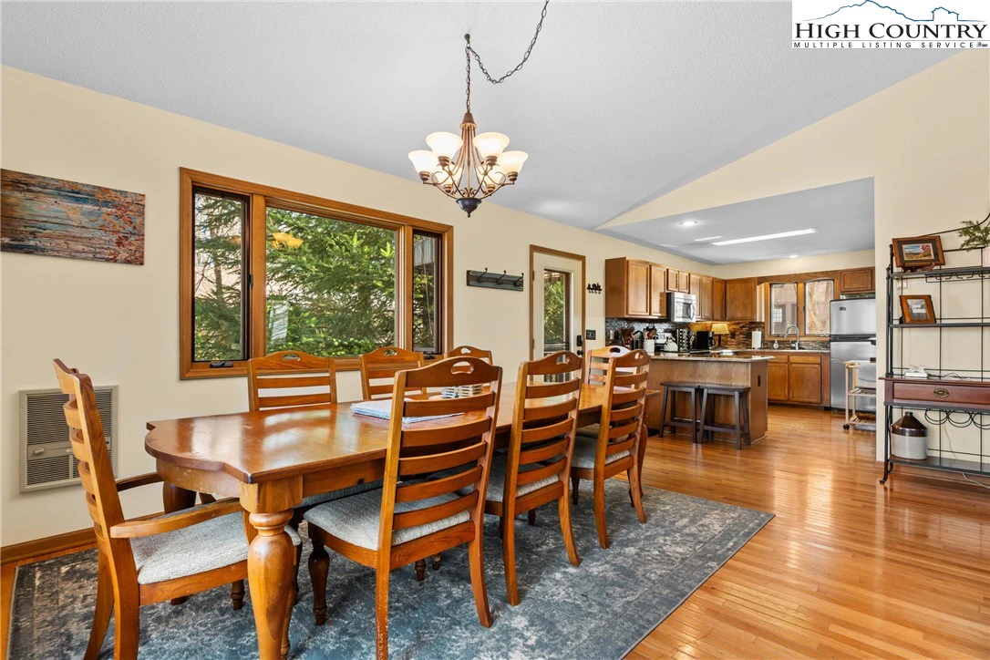 Image number 21 for the current listing