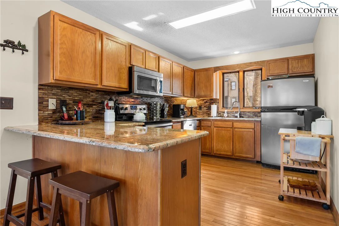 Image number 19 for the current listing