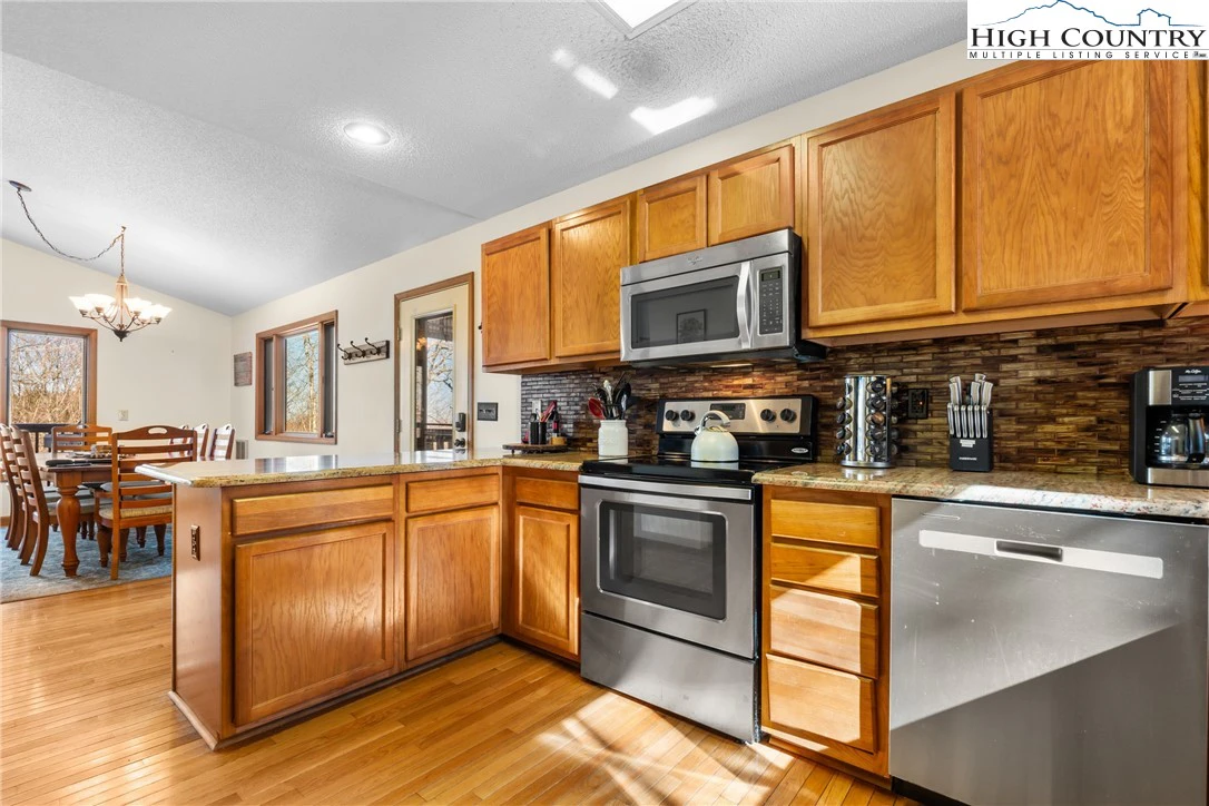 Image number 18 for the current listing