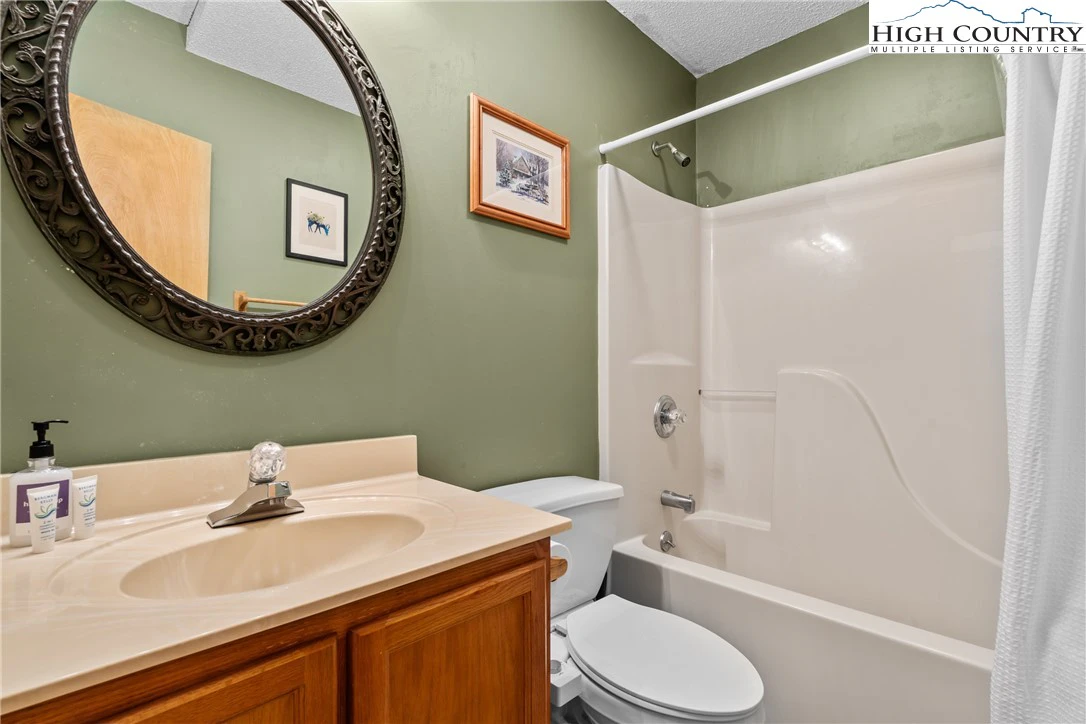 Image number 3 for the current listing