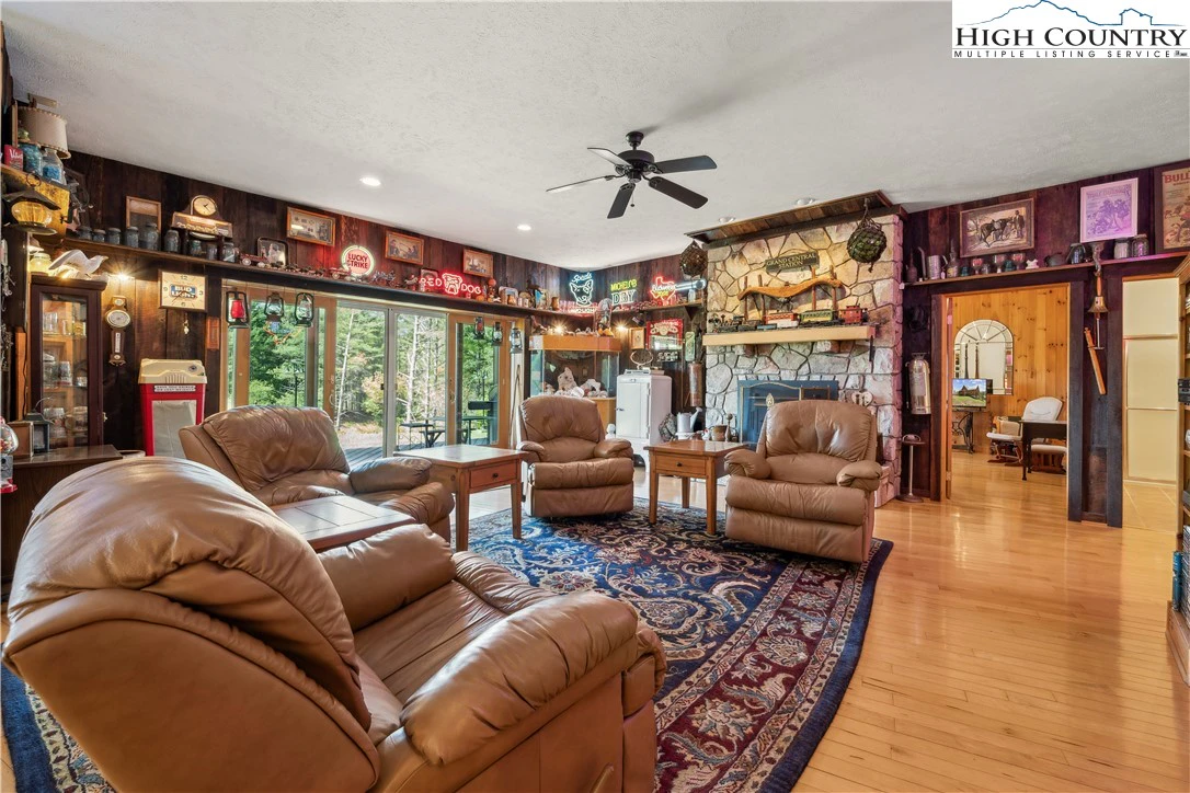 Image number 16 for the current listing