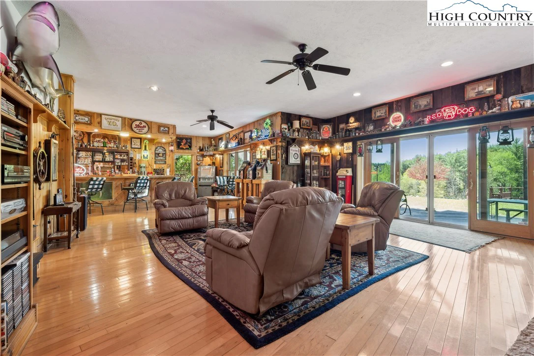 Image number 17 for the current listing