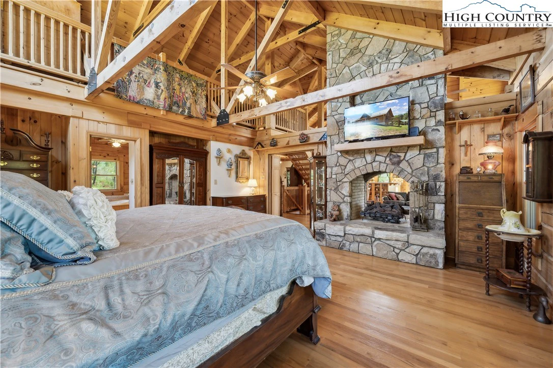 Image number 14 for the current listing