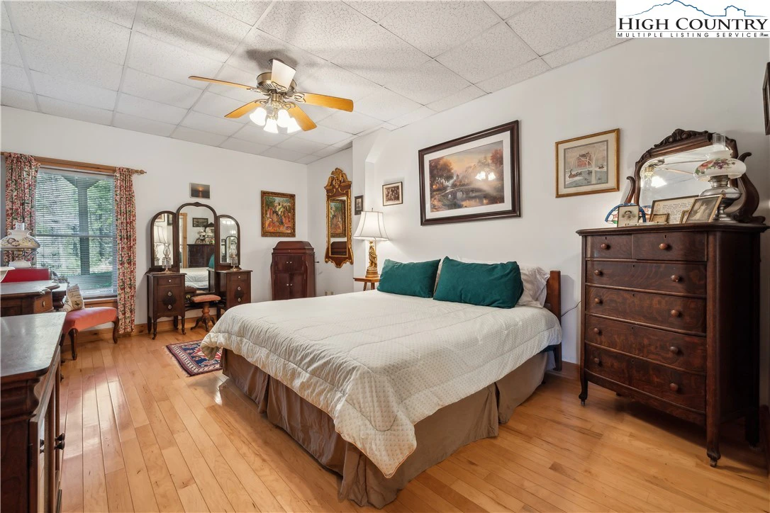 Image number 8 for the current listing