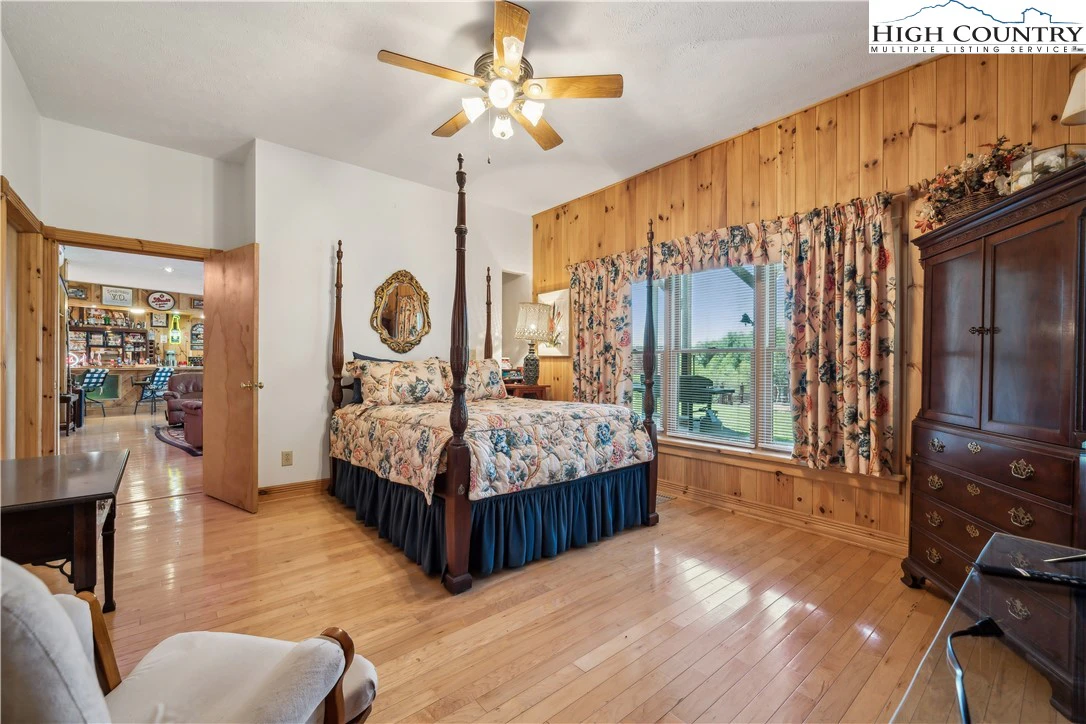 Image number 11 for the current listing