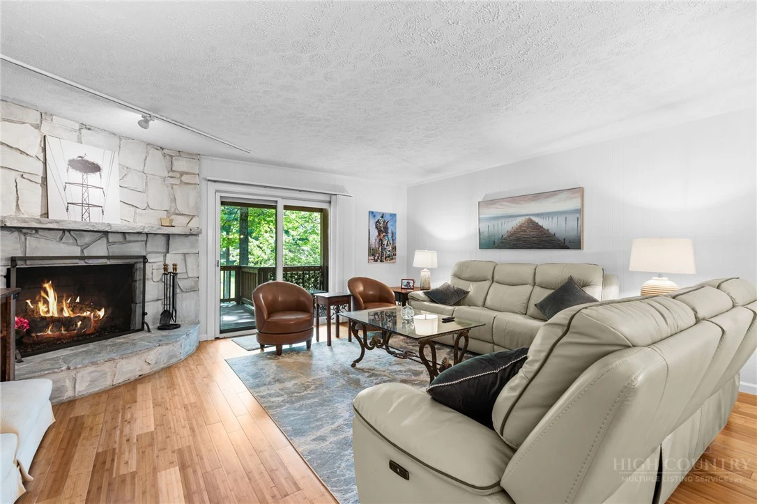 Image number 21 for the current listing