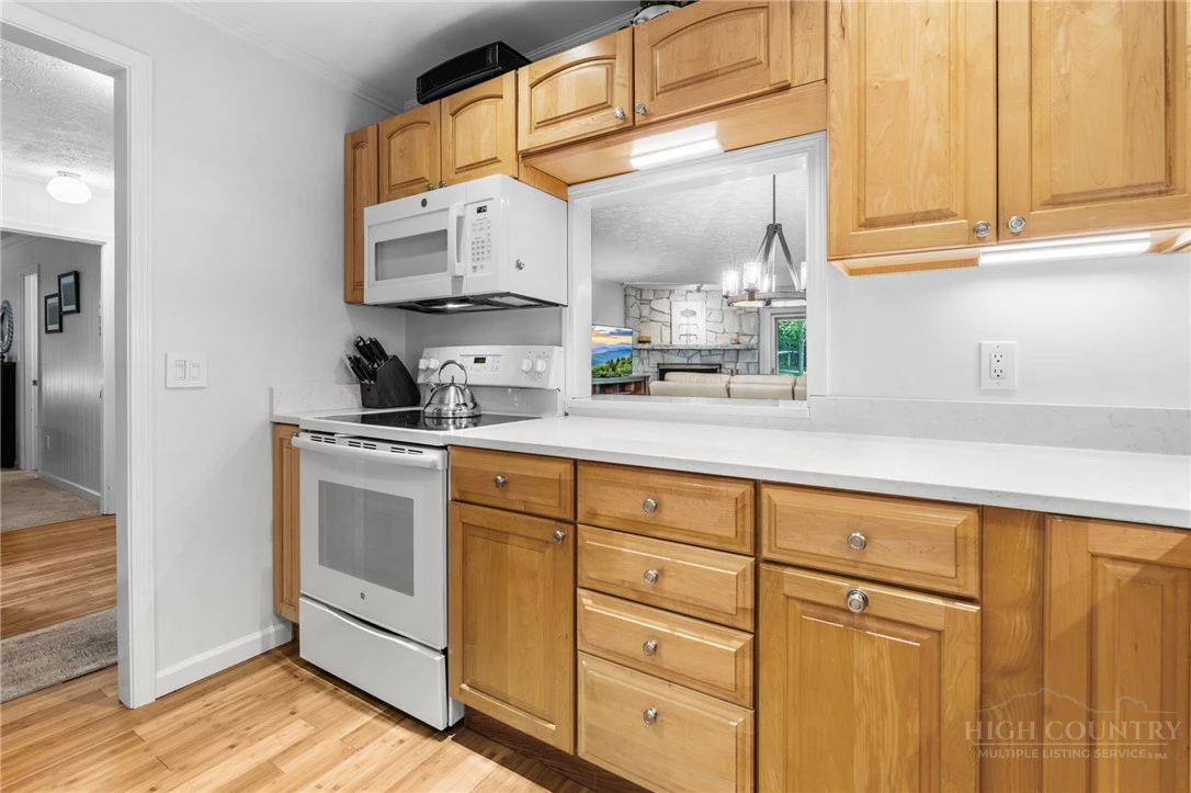 Image number 2 for the current listing
