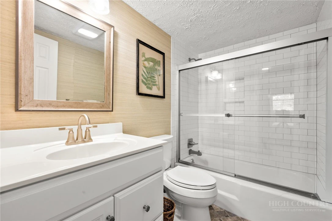 Image number 2 for the current listing