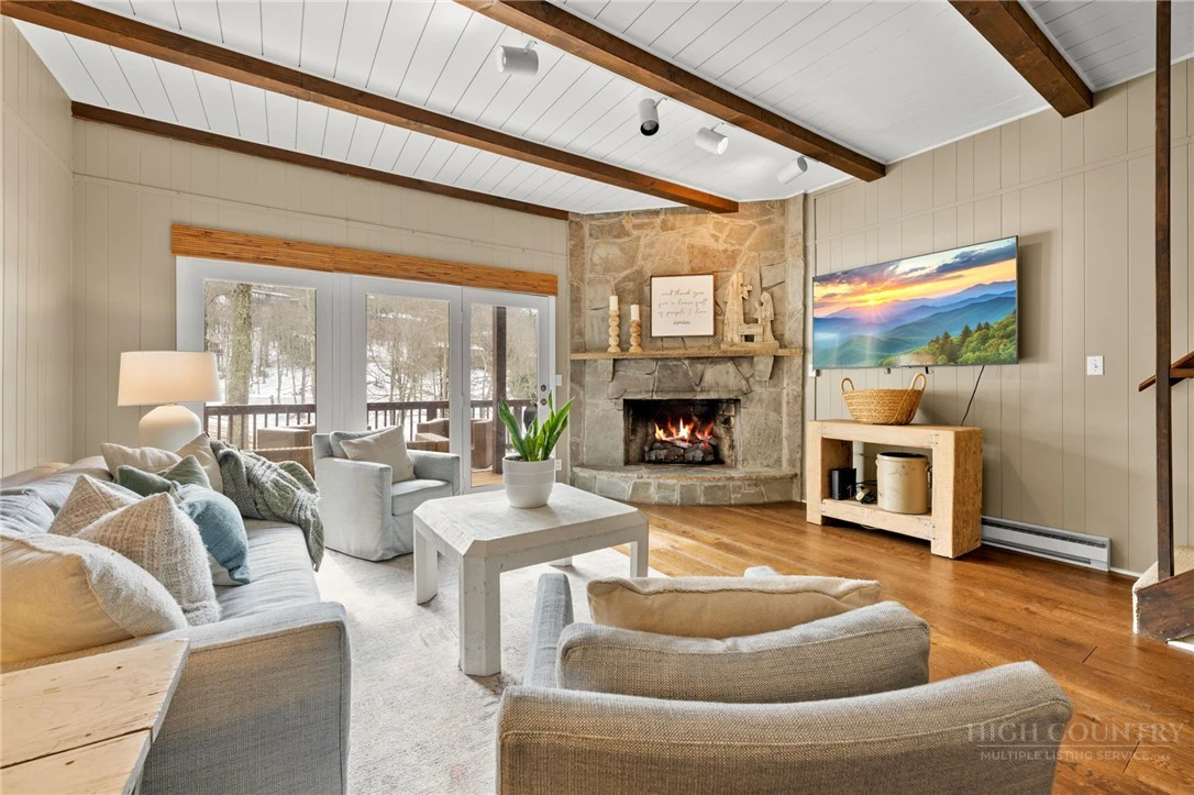 Image number 19 for the current listing