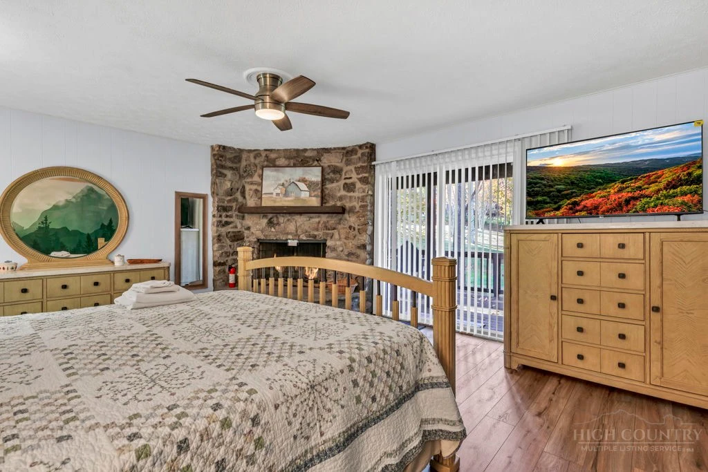 Image number 3 for the current listing