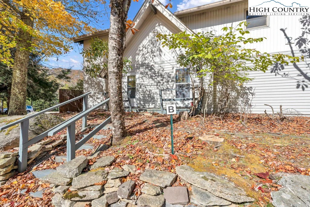 Image number 4 for the current listing