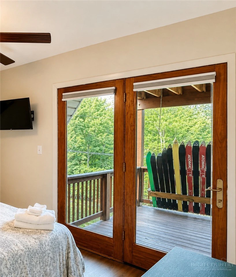 Image number 19 for the current listing