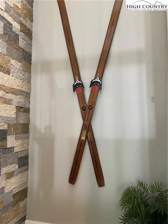 Image number 4 for the current listing
