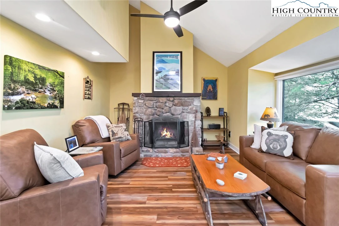 Image number 1 for the current listing
