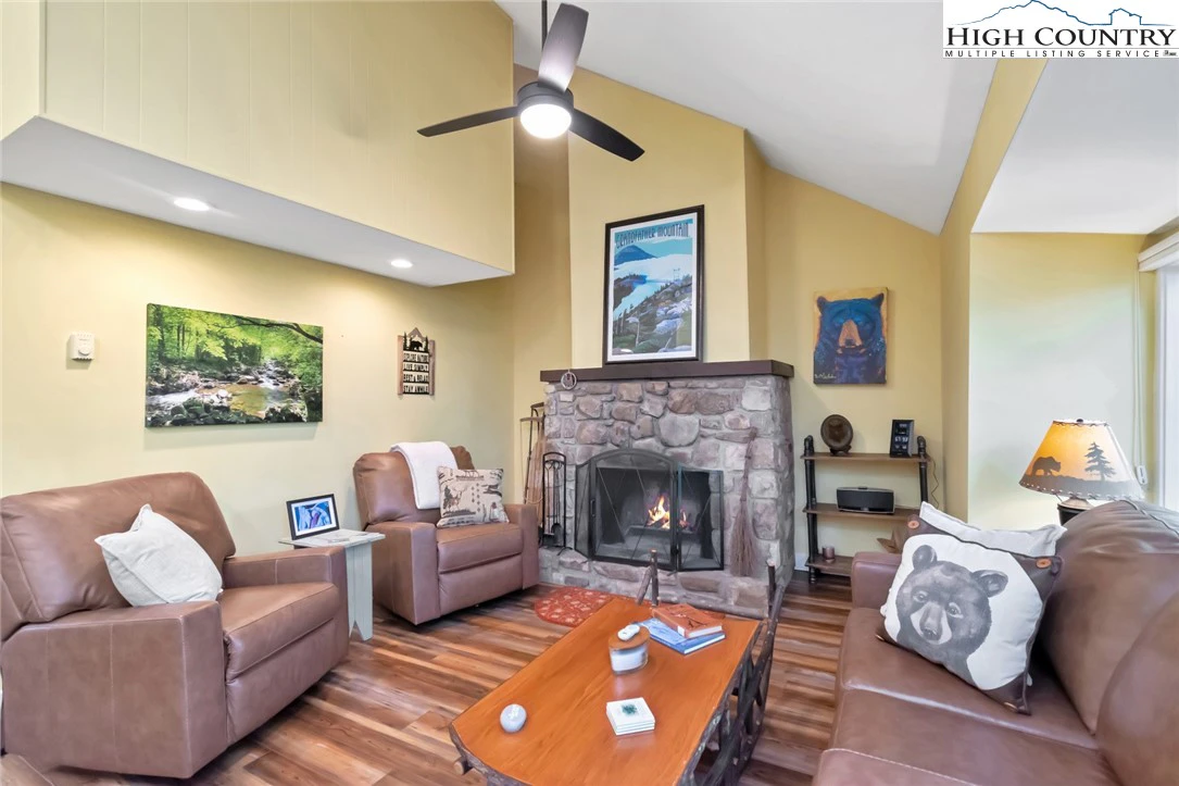 Image number 21 for the current listing