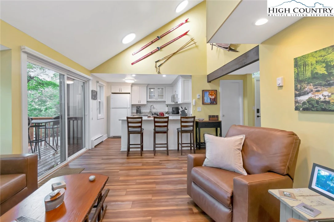 Image number 11 for the current listing