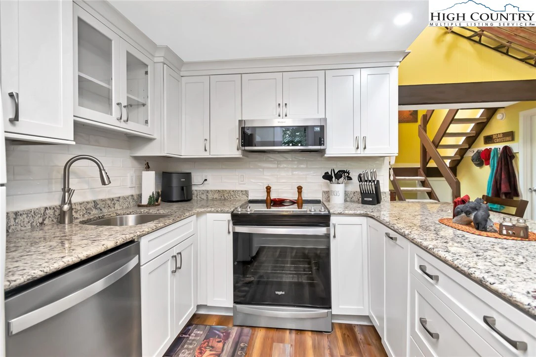 Image number 5 for the current listing
