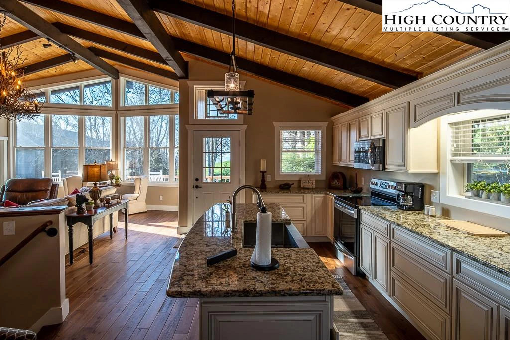 Image number 1 for the current listing