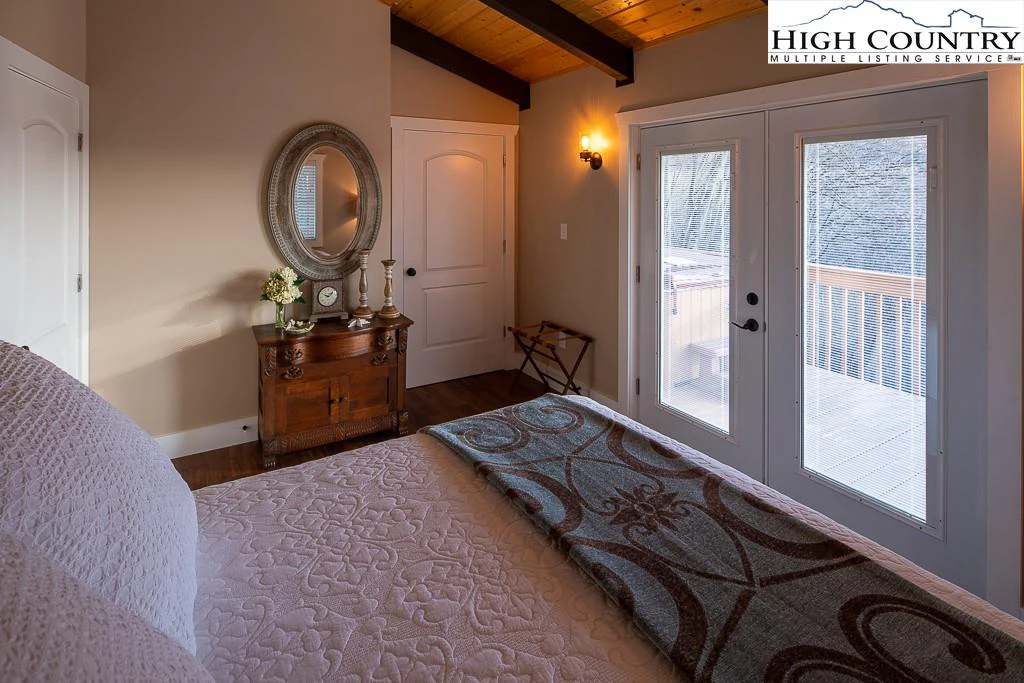 Image number 4 for the current listing