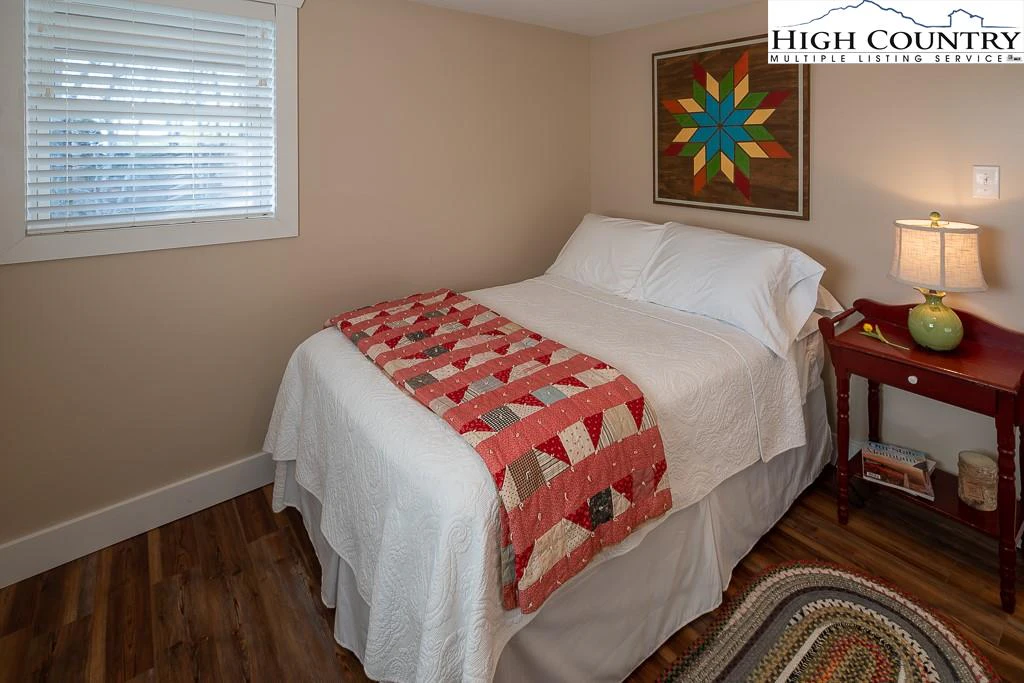 Image number 8 for the current listing
