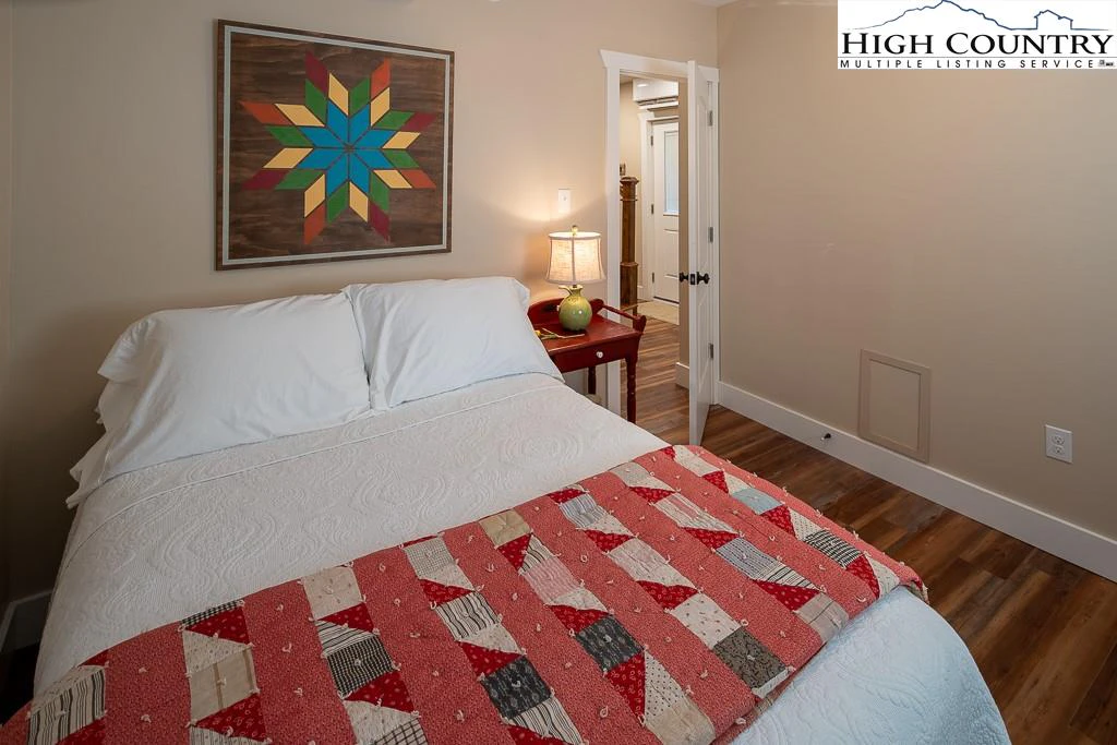 Image number 9 for the current listing
