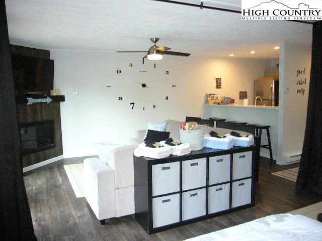 Image number 1 for the current listing