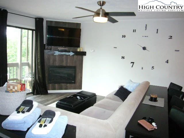 Image number 17 for the current listing