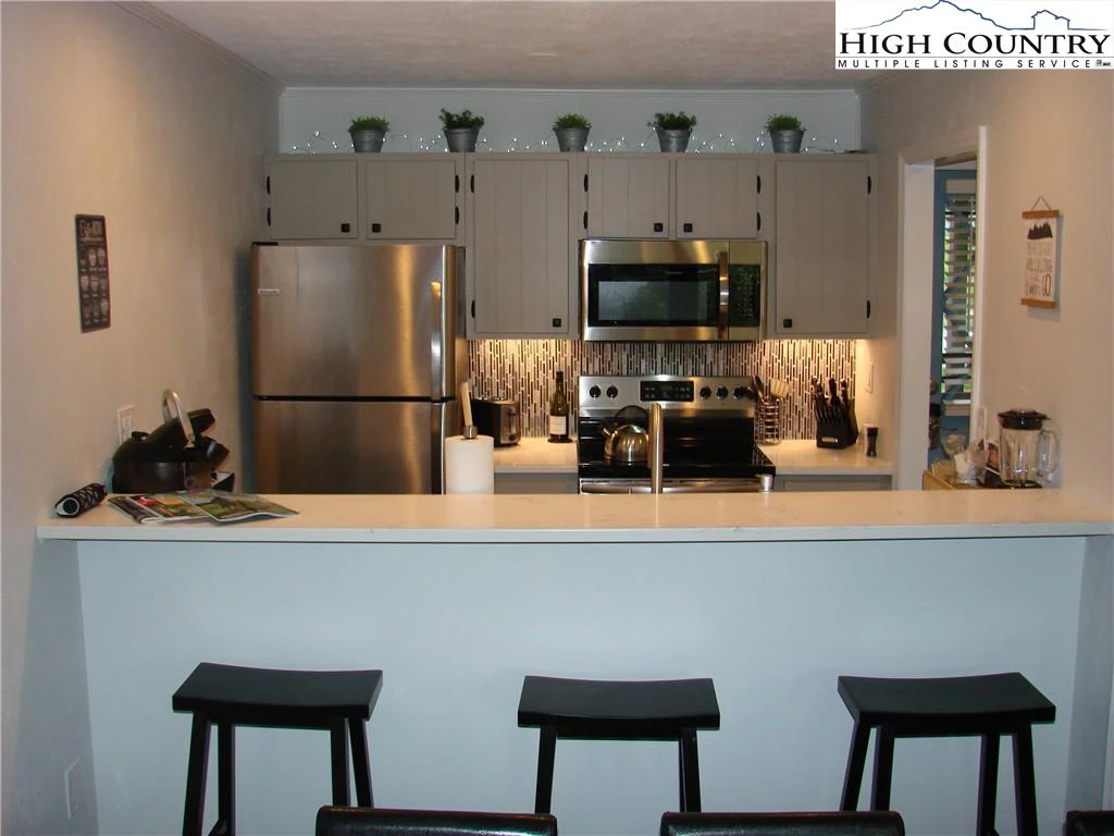Image number 13 for the current listing