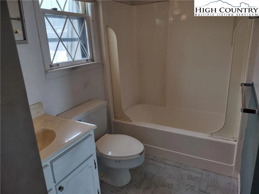 Image number 3 for the current listing