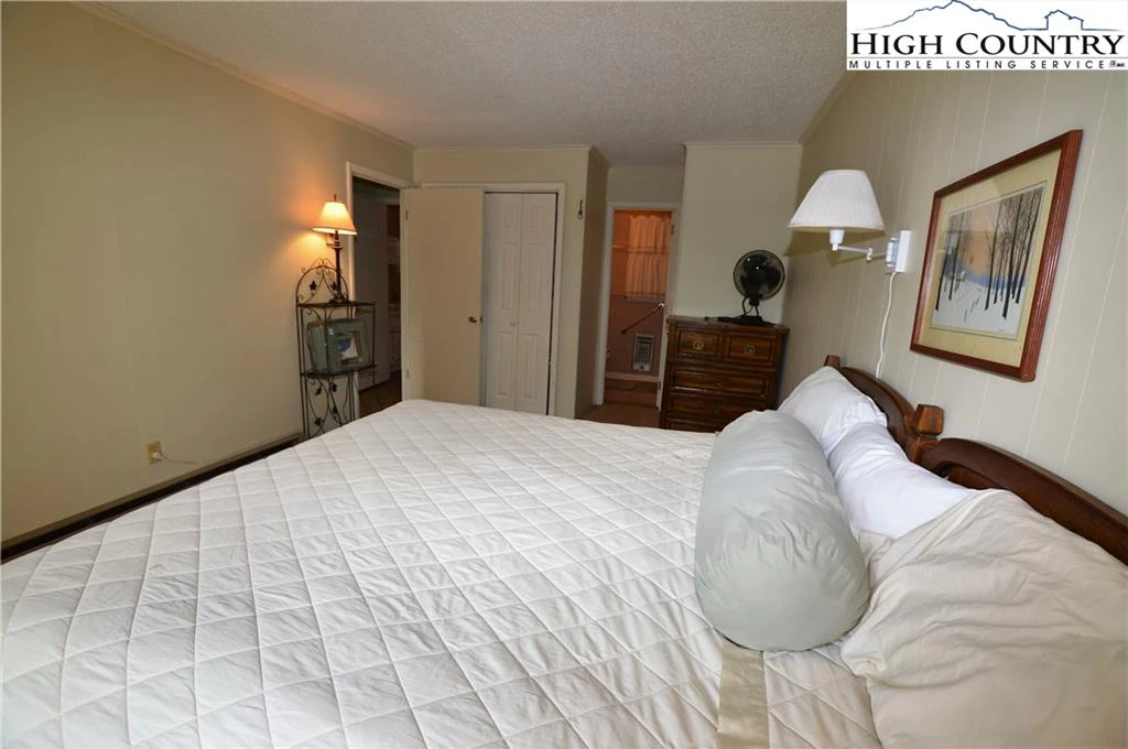 Image number 11 for the current listing