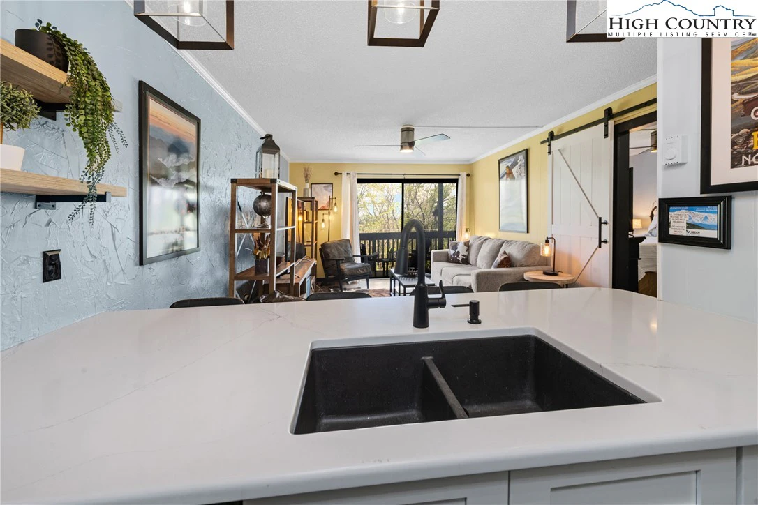 Image number 2 for the current listing