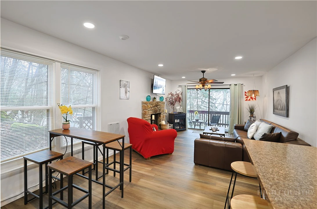 Image number 3 for the current listing