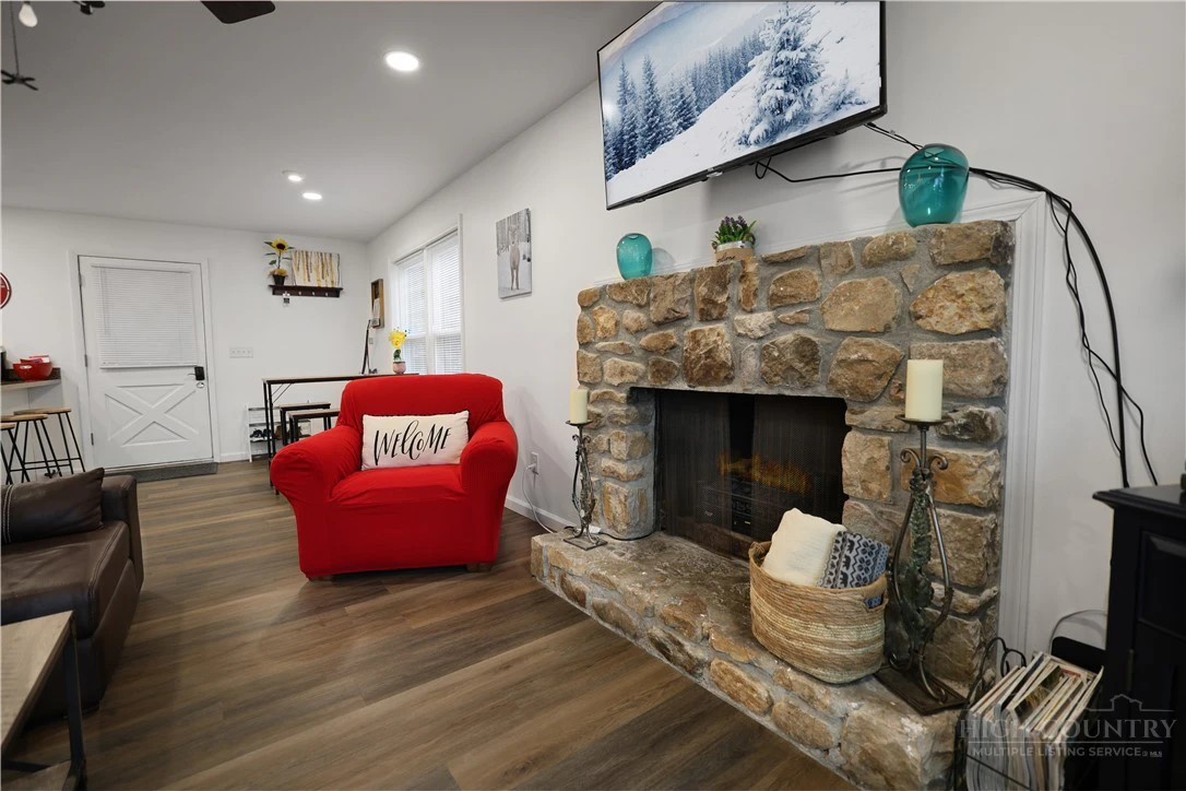 Image number 14 for the current listing