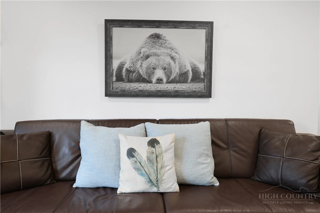 Image number 15 for the current listing