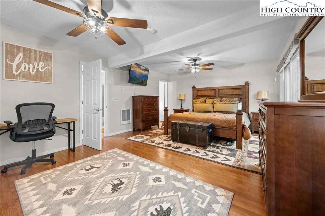 Image number 4 for the current listing