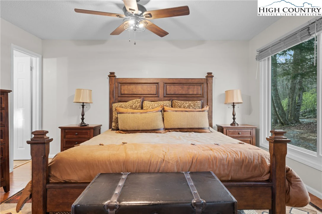 Image number 5 for the current listing