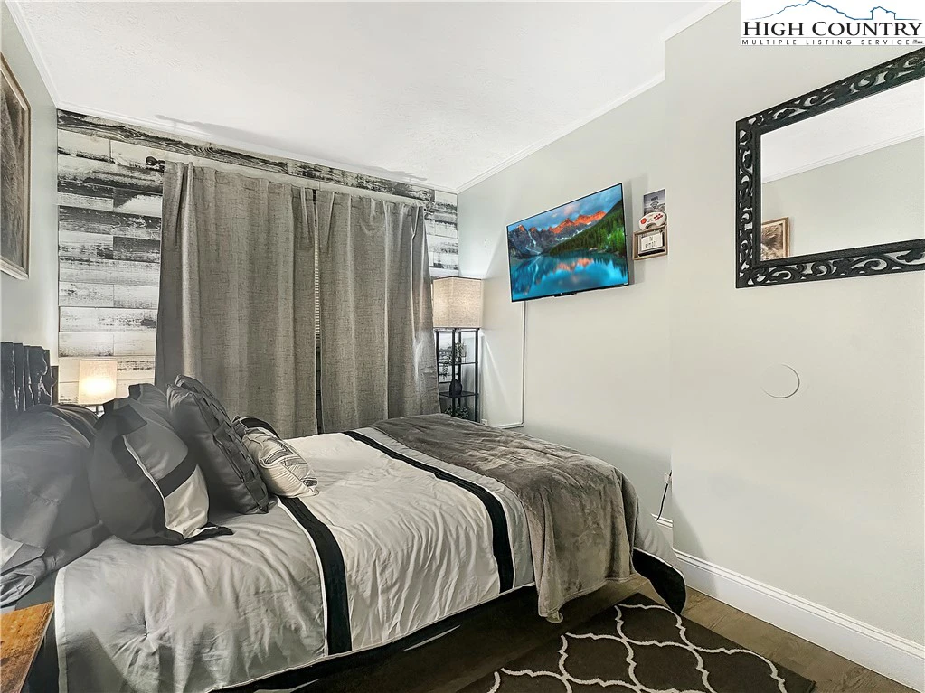 Image number 15 for the current listing