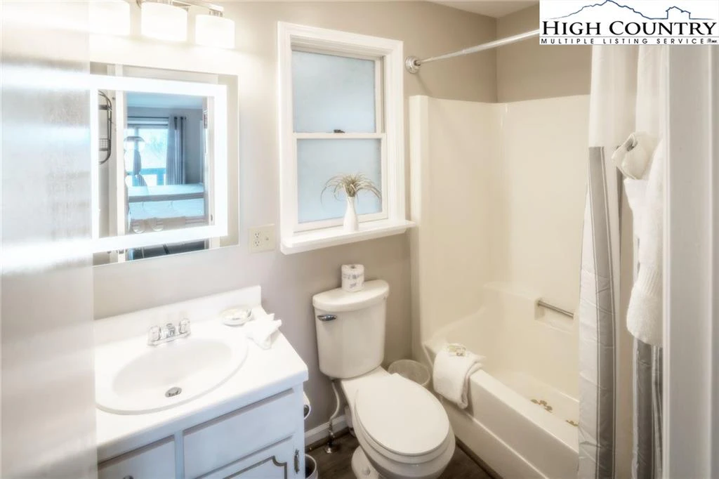Image number 2 for the current listing