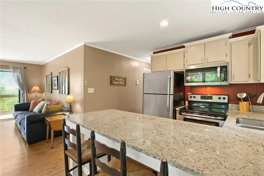 Image number 3 for the current listing