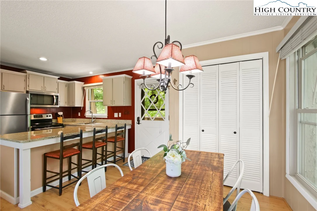 Image number 4 for the current listing
