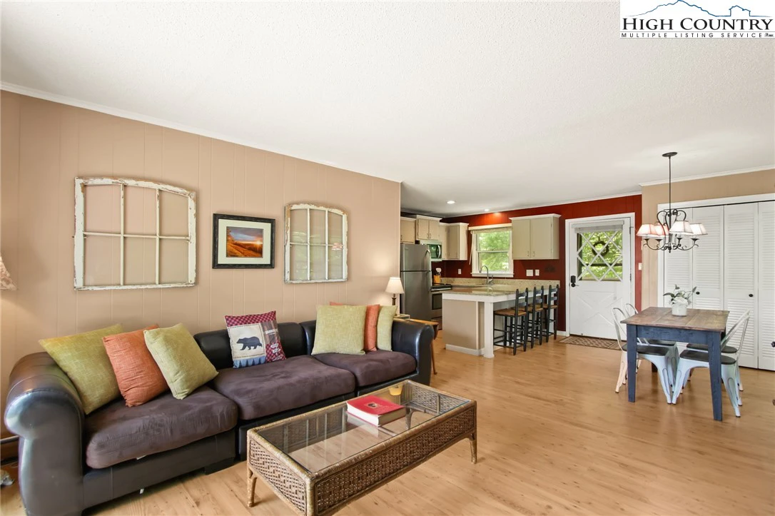 Image number 19 for the current listing