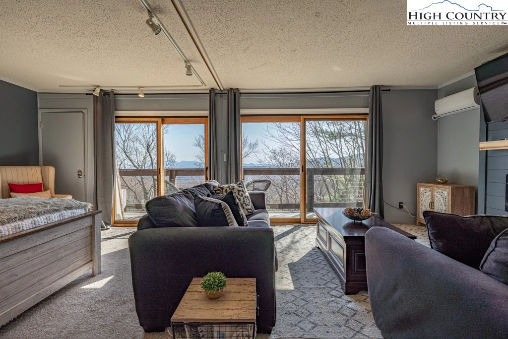 Image number 14 for the current listing