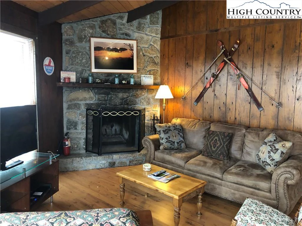 Image number 1 for the current listing